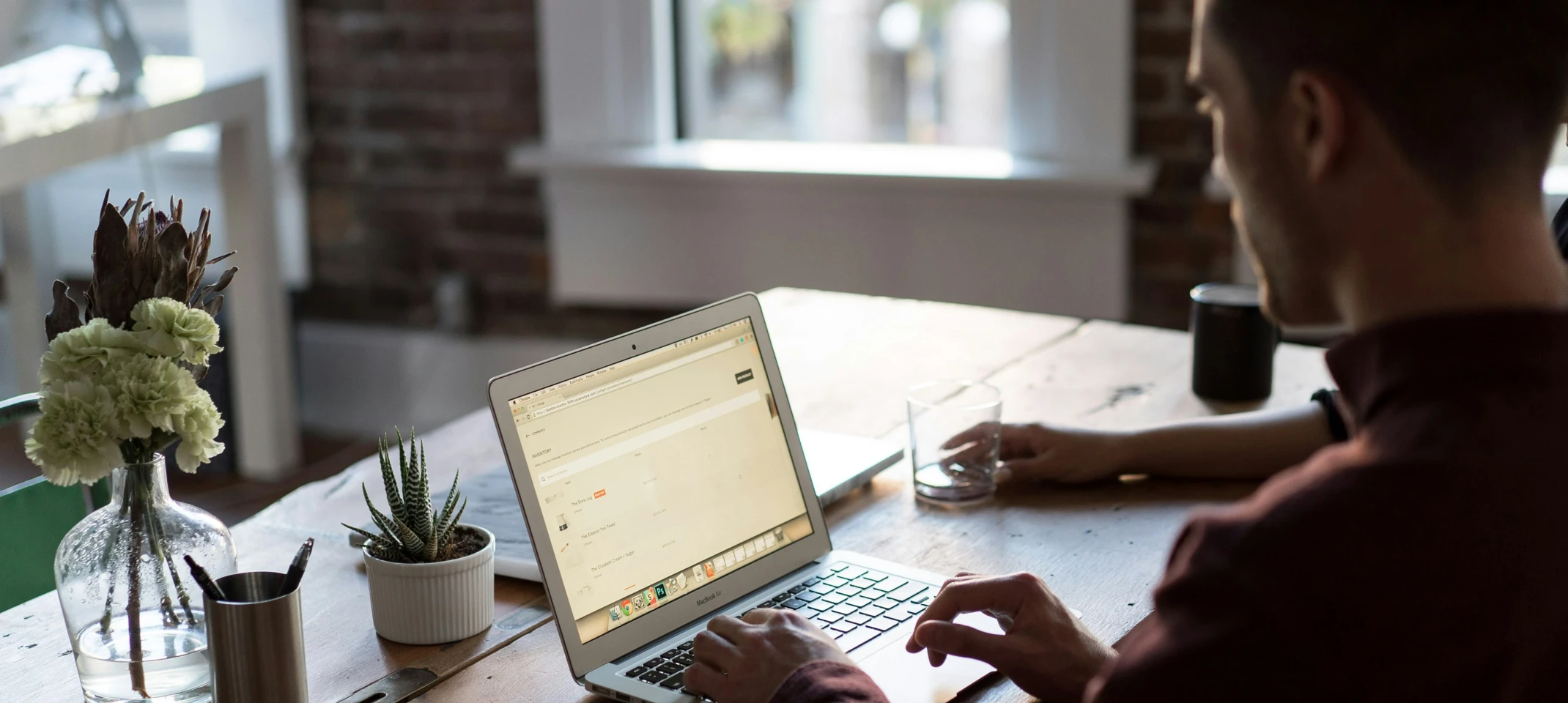 Cómo ganar dinero desde casa: Estrategias que funcionan en 2025