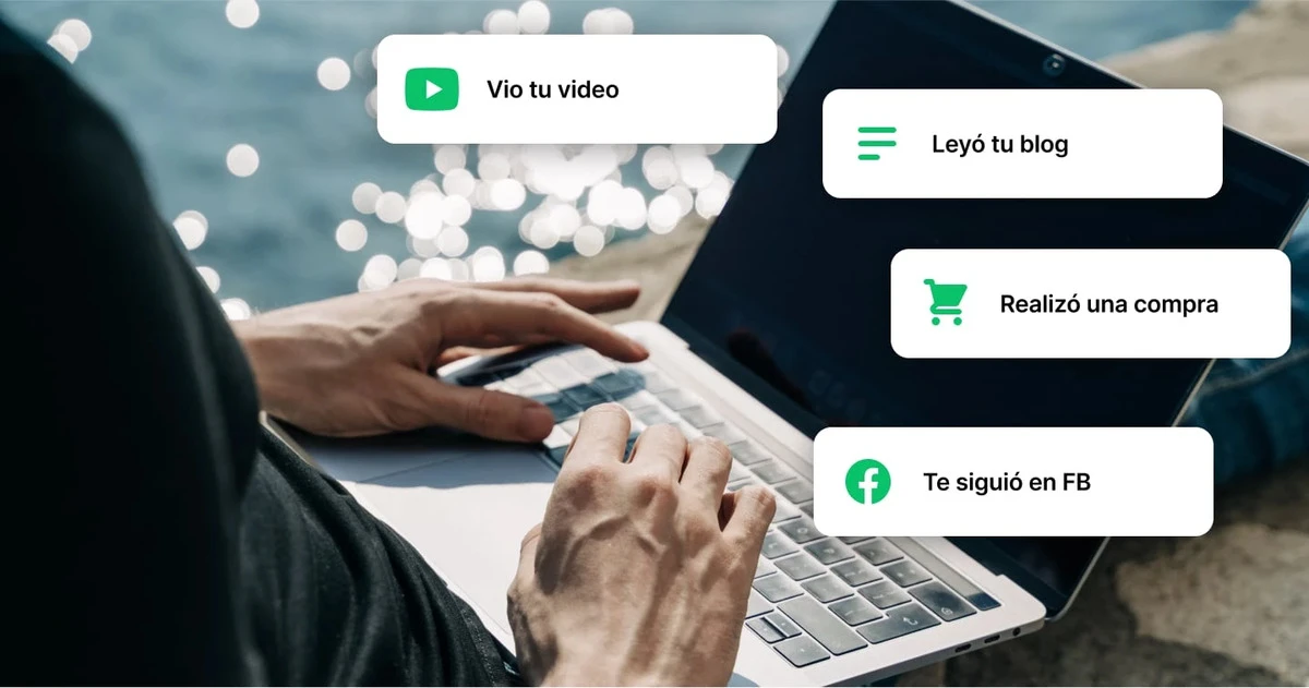 fotografía de un muchacho con laptop y notificaciones
