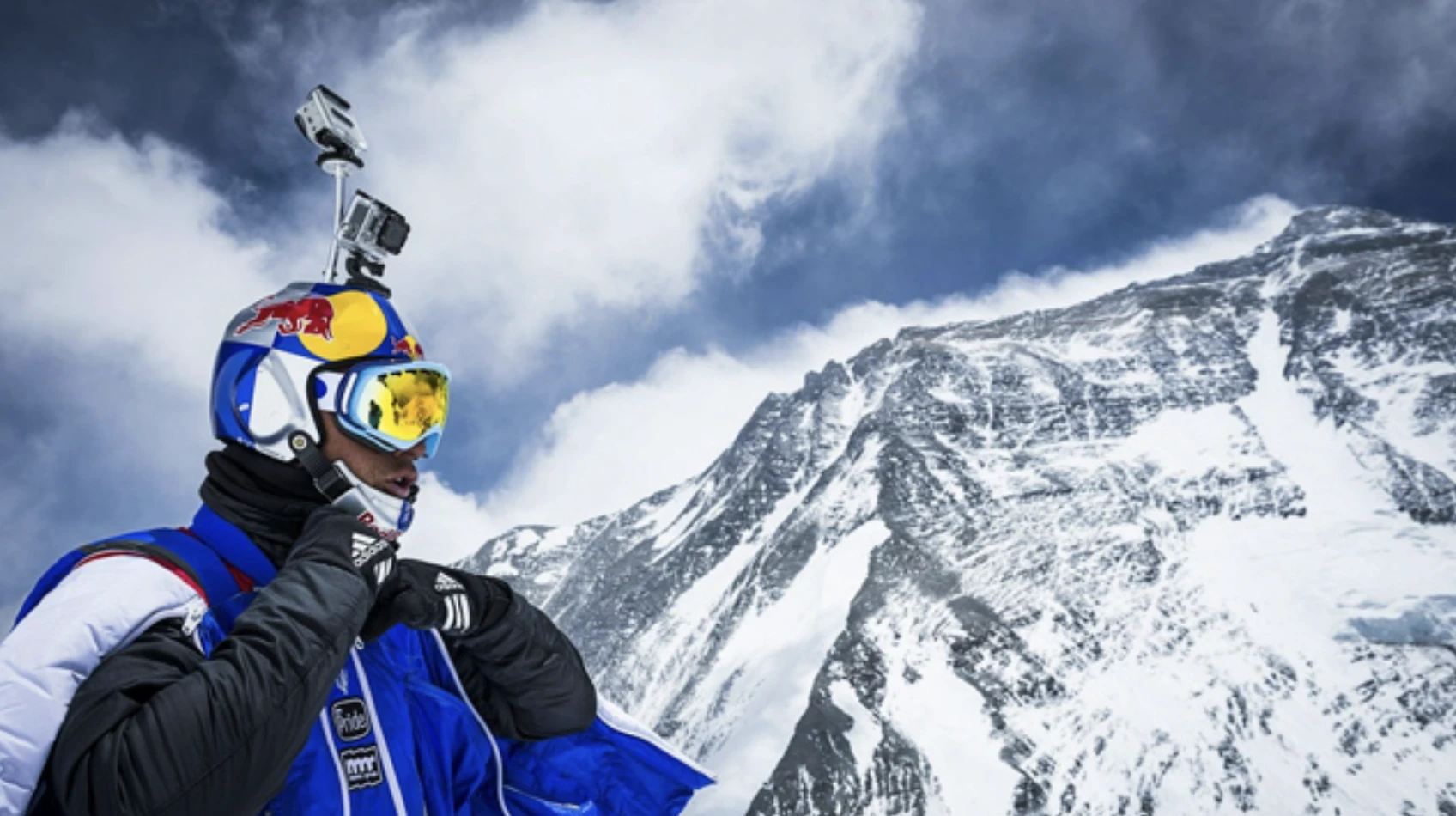 Hombre con equipo de ski y de fondo una montaña nevada